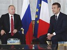 Vladimir Putin v pondlí jednal s Emmanuelem Macronem (29. kvtna 2017)
