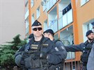 Policisté na chomutovském sídliti, kde byl zastelen Rom. 