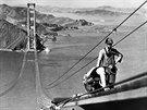 Výstavba mostu Golden Gate v San Franciscu. Fotografie z íjna roku 1935