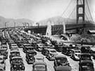Fotografie poízená tsn po otevení mostu Golden Gate v roce 1937.