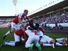 V EUFORII. Fotbalisté Slavie se radují z jednoho z gól, které vstelili Brnu....