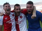 Slávisté (zleva) Jan Boil, Michael Lüftner a Jií Pavlenka oslavují zisk...
