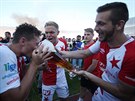 Fotbalisté Slavie oslavují zisk mistrovského titulu.