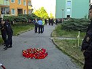 Pietní shromáždění na chomutovském sídlišti, kde v noci zemřel po střelbě muž...