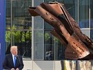 Americký prezident Donald Trump odhalil ped novým sídlem NATO fragment...