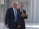 Americk prezident Donald Trump a f NATO Jens Stoltenberg pi oteven nov...