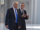 Americký prezident Donald Trump a éf NATO Jens Stoltenberg pi otevení nové...