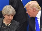 Britská ministerská pedsedkyn Theresa Mayová a americký prezident Donald...