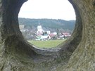 Pírodní dalekohled vytesaný v ulovém kameni s výhledem na kostel v...