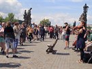 Turisté na Karlov most v Praze