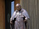Socha Jana Pavla II. nov vt poutnky u kaple v Bukovanech na Hodonnsku....