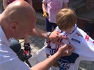 ��f Komety Libor Z�bransk� podepisuje dres �ty�let�mu fanou�kovi Danu Seidlovi,...