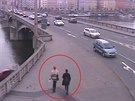 Na praském Jiráskov most nkdo stílel z BMW na dva chodce. Pachatele hledá...