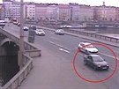 Na praském Jiráskov most nkdo stílel z BMW na dva chodce. Pachatele hledá...