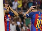 Luis Suárez (vlevo) a Lionel Messi z Barcelony bhem poslední kola panlské...
