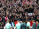 Fanouci Ajaxu aplaudují hrám, kteí se ped finále Evropské ligy ve...