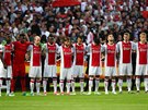 Fotbalisté Ajaxu Amsterdam pi minut ticha ped finále Evropské ligy jako...