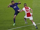 Juan Mata (vlevo) z Manchesteru United a Hakim Ziyech z Ajaxu ve finále...
