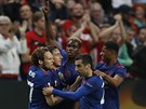 Paul Pogba (uprosted) se svými spoluhrái z Manchesteru United oslavuje gól ve...