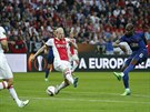 Paul Pogba z Manchesteru United stílí gól ve finále Evropské ligy proti Ajaxu.