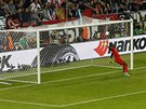 Branká Ajaxuu Andre Onana dostává gól ve finále Evropské ligy od Pogby z ...