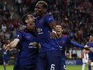 Fotbalisté Manchesteru United se radují z druhého gólu ve finále Evropské ligy:...