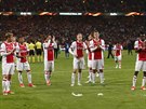 Smutní hrái Ajax po prohe ve finále Evropské ligy aplaudují fanoukm.