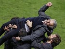 Trenér Manchesteru United José Mourinho slaví se svými kolegy triumf v Evropské...