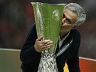 José Mourinho, trenér Manchesteru United, se mazlí s trofejí pro vítze...