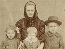 Takto se nechala matka Marie Kov�rn�kov� vyfotografovat se synem Rudolfem i...