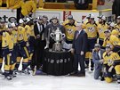 Hokejisté Nashvillu s trofejí pro vítěze Západní konference NHL.