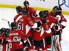 Hokejisté Ottawy slaví vítězství, jehož strůjcem byl brankář Craig Anderson.