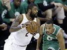 Kyrie Irving z Clevelandu se uvoluje, bránící Avery Bradley z Bostonu klopýtá.