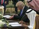 Trump v Saúdské Arábii uzavel dohody za stamiliardy dolar.