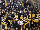 Hokejisté Pittsburghu se radují z triumfu ve Východní konferenci NHL a z...