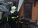 Osm jednotek hasi�� zasahovala p�i po��ru rodinn�ho domu v �jezdu nad Lesy...