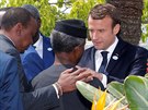 Francouzský prezident Emmanuel Macron s vdci afrických stát na summitu G7 v...
