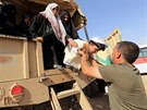 Z Mosulu stále prchají civilisté, vojáci je peváejí do tábor jin od msta...