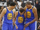 Kevin Durant (vpravo) chválí Stephena Curryho, tetím do party Golden State je...