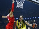 Kostas Slukas (vpravo) z Fenerbahce pihrává kolem Khema Birche z Olympiakosu.