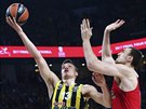 Bogdan Bogdanovi (vlevo) z Fenerbahce pod tlakem Nikoly Milutinova z...