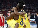 Bobby Dixon (s elenkou) a Ekpe Udoh se radují z euroligového titulu pro...