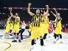 Basketbalisté Fenerbahce slaví titul v Euroílize, v popředí Kostas Slukas.