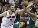 Kevin Love (v bílém) z Clevelandu atakuje Marcuse Smarta z Bostonu.