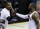 J. R. Smith (vlevo) a LeBron James oslavují ko Clevelandu.