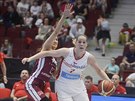 eská basketbalistka Alena Hanuová (vpravo) v duelu s Lotyskem.