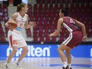 eská basketbalistka Kateina Elhotová (vlevo) v souboji s lotyskou...