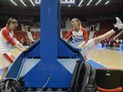 eské basketbalistky Kateina Elhotová (vlevo) a její mladí sestra Karolína...