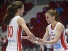 eská basketbalistka Kateina Elhotová (vpravo) stídá Veroniku Vorákovou.