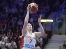 eská basketbalistka Alena Hanuová zakonuje na lotyský ko.